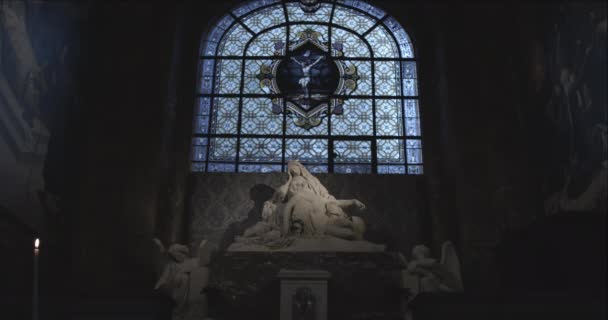 聖シュルピス教会の内部 Egliseサン シュルピス教会のステンドグラスの窓 十字架につけられたイエス キリスト — ストック動画