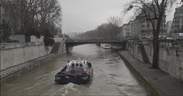 Police Boat Seine River Paris City Centre Cloudy Winter Day — Stock Video