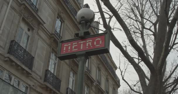 Segno Entrata Della Metropolitana Parigi Una Giornata Invernale Nuvolosa — Video Stock