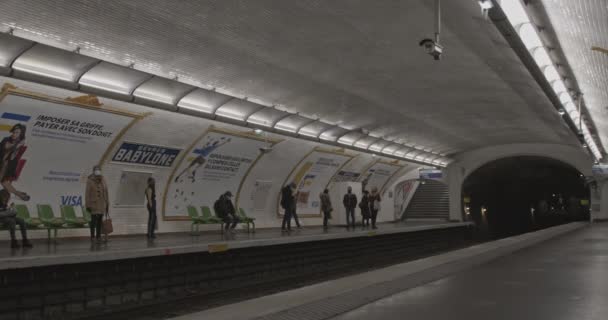 Metropolitana Arrivo Alla Stazione Sevres Babylone Persone Che Indossano Maschere — Video Stock