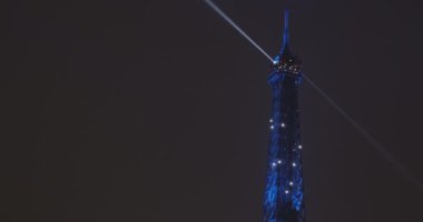 Eyfel Kulesi 'nin hızlandırılmış videosu Paris' te Fransa 'nın Avrupa Birliği başkanlığının başlamasını kutlamak için mavi renkte..