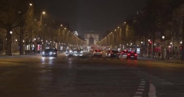Geceleyin Zafer Takı 'nın (Zafer Takı) önündeki Şanzelize Yolu' ndaki trafiğin hızlandırılması.