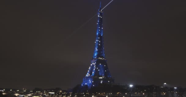 埃菲尔铁塔的延时录像是蓝色的 以庆祝法国在巴黎开始担任欧盟轮值主席国 — 图库视频影像