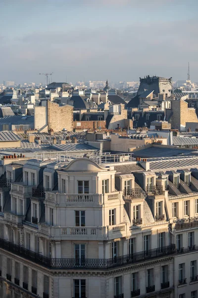 Güneşli Bir Kış Gününde Paris Şehir Merkezinde Mansarları Bacaları Olan — Stok fotoğraf