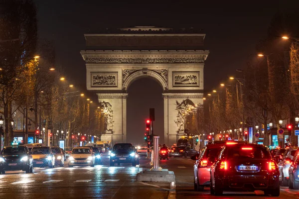 夜间凯旋门 Arc Triomphe 前面的交通 — 图库照片