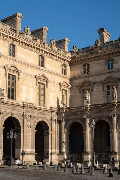 Área Histórica Paris Belo Edifício Museu Louvre Uma Noite Ensolarada — Fotografia de Stock