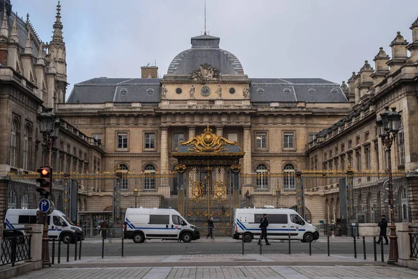 ジャスティス パリの曇った冬の日の裁判所 — ストック写真