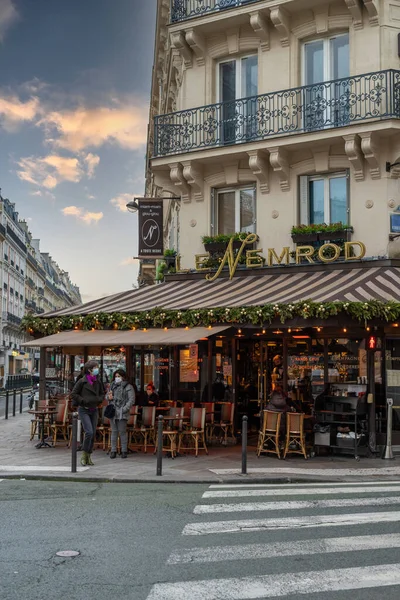 Εξωτερική Βεράντα Του Παριζιάνικου Καφέ Nemrod Στο Κέντρο Του Παρισιού — Φωτογραφία Αρχείου