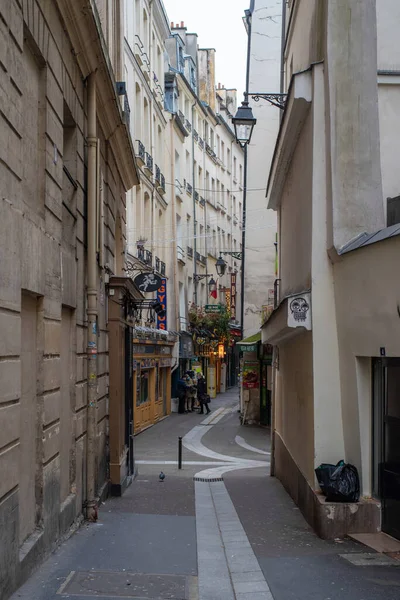 Úzká Ulice Centru Paříže Zamračeném Zimním Dni — Stock fotografie