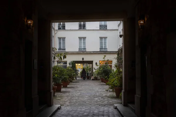 Oblouk Typickém Historickém Bytovém Domě Centru Paříže Pohled Klidné Nádvoří — Stock fotografie