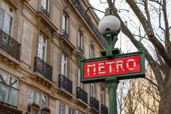 Paris Metro Εισόδου Υπογράψει Μια Ηλιόλουστη Μέρα Του Χειμώνα — Φωτογραφία Αρχείου