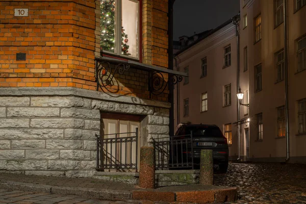 Cour Confortable Dans Vieille Ville Tallinn Nuit Bel Arbre Noël — Photo