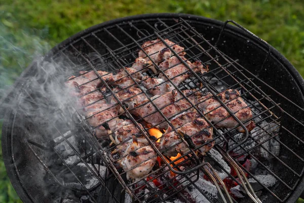 Widok Przyprawioną Wieprzowinę Płomieniem Dymem Grillu Grilluję Mięso Grillu Grill — Zdjęcie stockowe