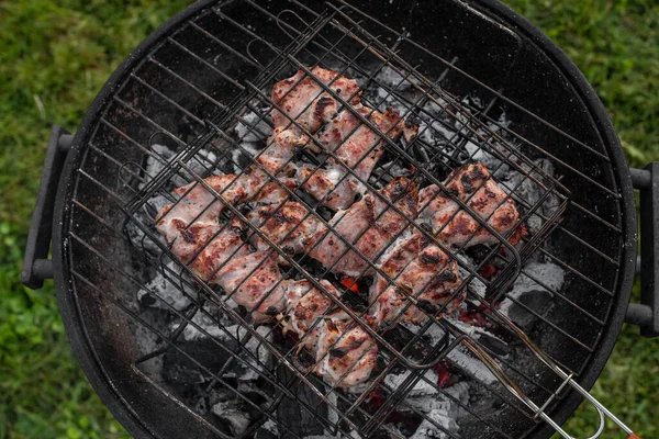 グリルで味付けされた豚肉の眺め バーベキューグリルの外で肉を焼く 夏の屋外グリルパーティー 夏の晴れた日 — ストック写真
