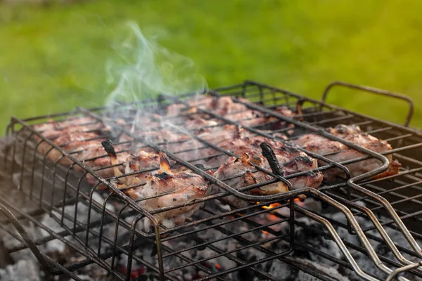 Widok Przyprawioną Wieprzowinę Płomieniem Dymem Grillu Grilluję Mięso Grillu Grill — Zdjęcie stockowe