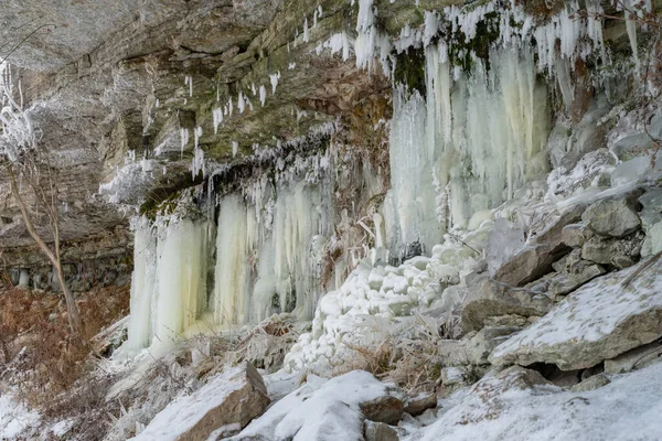 Vista Atrás Cachoeira Congelada Jagala Estoniana Jgala Juga Caverna Gelada — Fotografia de Stock