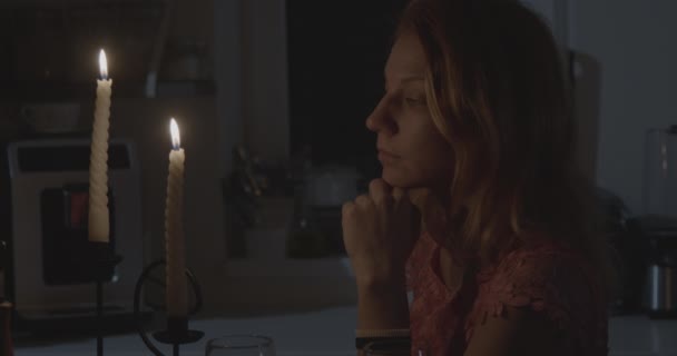 Concepto Romántico Cena Luz Las Velas Una Joven Guapa Esperando — Vídeos de Stock