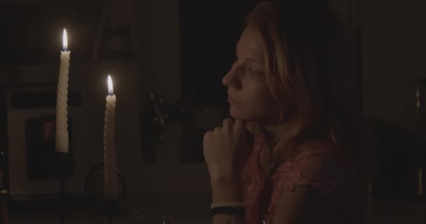 Romantisch Diner Bij Kaarslicht Een Mooie Jonge Vrouw Die Wacht — Stockvideo