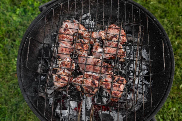 グリルで味付けされた豚肉のトップビュー バーベキューグリルの外でシャクリックを焼く 夏の屋外グリルパーティー 晴れた夏の夜 — ストック写真
