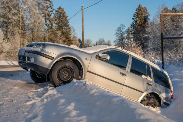 Silberner Golf Variant Einem Wintertag Straßengraben Unfall Auf Schneeglatter Straße — Stockfoto