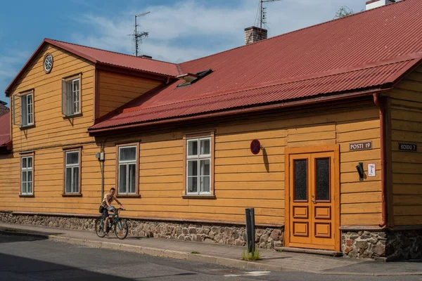 Fasada Zabytkowego Drewnianego Domu Centrum Miasta Viljandi Słoneczny Letni Dzień — Zdjęcie stockowe