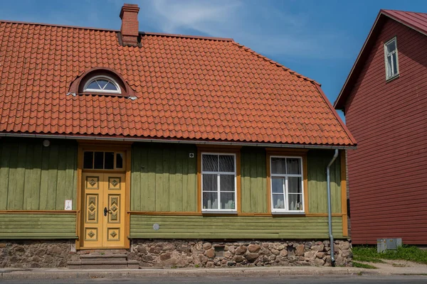 Fachada Una Histórica Casa Madera Centro Viljandi Soleado Día Verano —  Fotos de Stock