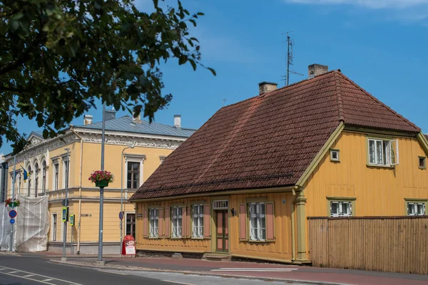 Fachadas Casas Históricas Madera Piedra Centro Viljandi Día Soleado Verano — Foto de Stock