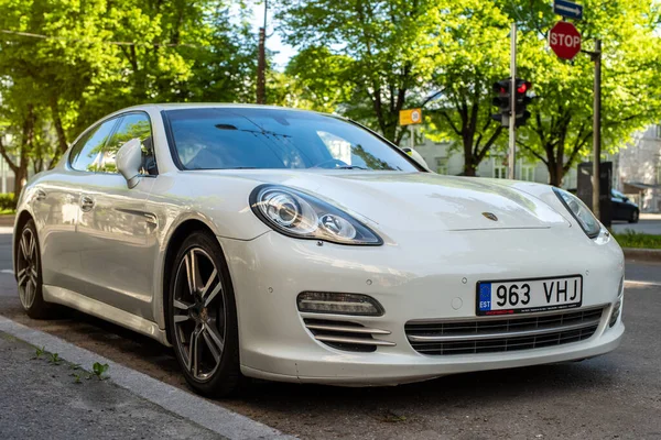 Λευκή Γυαλιστερή Porsche Panamera Σταθμευμένο Στο Δρόμο Της Πόλης Ένα — Φωτογραφία Αρχείου