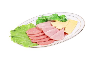 Bir tabakta doğranmış et, peynir ve salata.