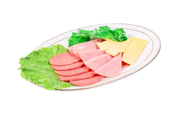 切碎的肉 奶酪和沙拉放在孤立的盘子里 — 图库照片