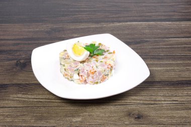 Popüler ve lezzetli Salata Olivier