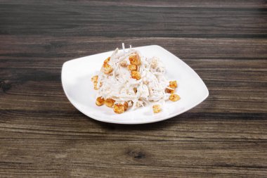 Kraker ve turplu Asya mutfağı salatası Taşkent