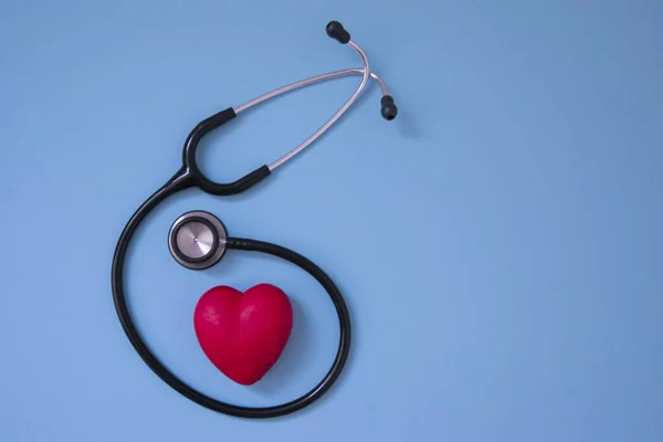 Rote Herzform Und Medizinisches Stethoskop Auf Blauem Hintergrund Von Oben — Stockfoto