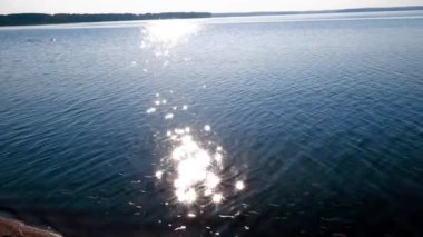 Göl Dalgalarında Güneş Işıkları