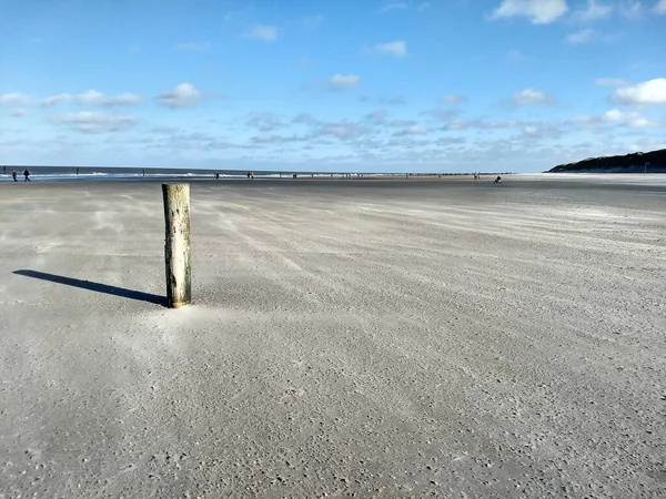 Vista Panoramica Con Palo Legno Una Spiaggia Vuota Una Giornata — Foto Stock