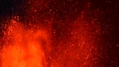 Kraterden sıcak lav ve magma fışkırıyor. Cumbre Vieja volkanik patlaması La Palma Kanarya Adaları, İspanya, 2021
