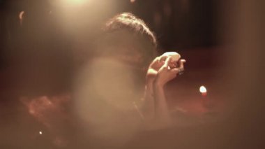 Odasında loş ışık ve mistik ayin sırasında boyalı yüz ve kafatası büyüsü ile rüya gören büyüleyici kadının yan görüntüsü