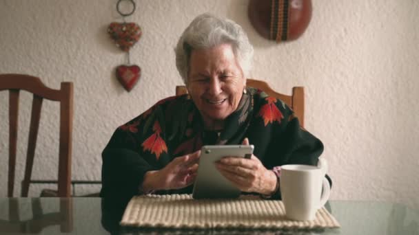 Femeia Vârstă Zâmbind Purtând Haine Calde Stând Masă Tabletă Ceașcă — Videoclip de stoc