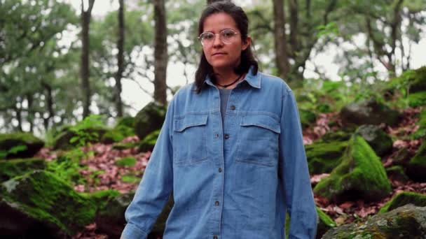 Positiv Etnisk Kvinna Glasögon Bär Jeansskjorta Som Står Bland Träd — Stockvideo