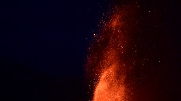 ลาวาและแมกม อนท ไหลออกมาจากปล องภ เขาไฟในเวลากลางค การระเบ ดของภ เขาไฟ Cumbre Vieja — วีดีโอสต็อก