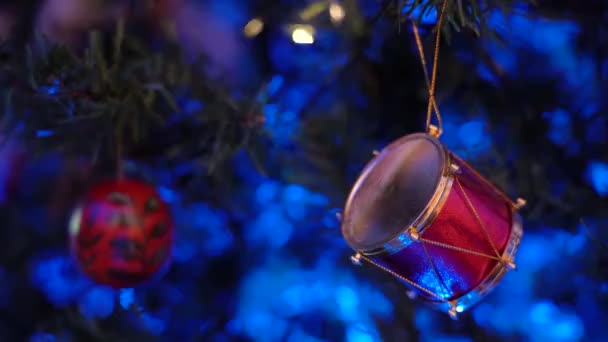 Dekoratif Davul Şekilli Oyuncaklar Parlayan Çelenkli Kozalaklı Noel Ağacının Dallarında — Stok video