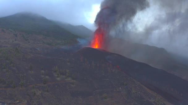 町家の近くに煙の噴煙とクレーターから噴き出す熱い溶岩とマグマの空中ビュー パルマ カナリア諸島のカンブル ビエハ火山噴火 スペイン 2021年 — ストック動画