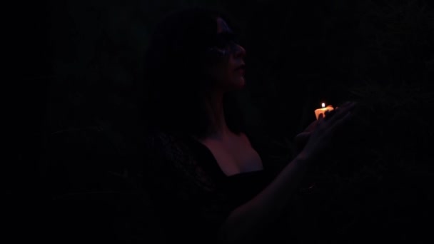 Bruja Enigmática Con Vela Encendida Caminando Oscuro Bosque Sombrío Por — Vídeos de Stock