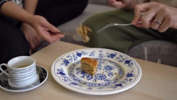 Καλλιεργείται Αγνώριστο Ζευγάρι Χέρια Τρώει Σπιτικό Τηγανίτες Τοποθετούνται Στο Πιάτο — Αρχείο Βίντεο