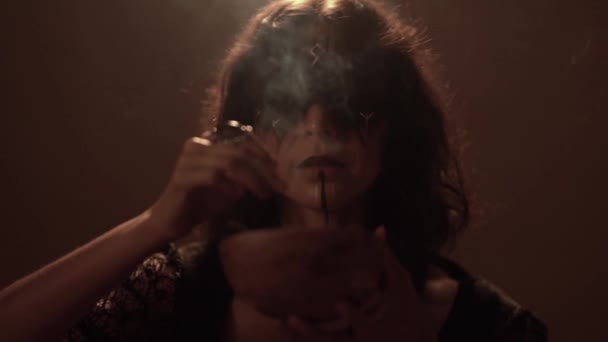 神秘莫测的女巫在幽暗的房间里在碗里烧药草 在宗教仪式上变魔术 — 图库视频影像