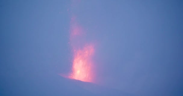 黒い煙の噴煙と二番目のコーンからのマグマの流れを持つクレーターから熱い溶岩とマグマを噴出した火山の完全なショット パルマ カナリア諸島のカンブル ビエハ火山噴火 スペイン 2021年 — ストック動画