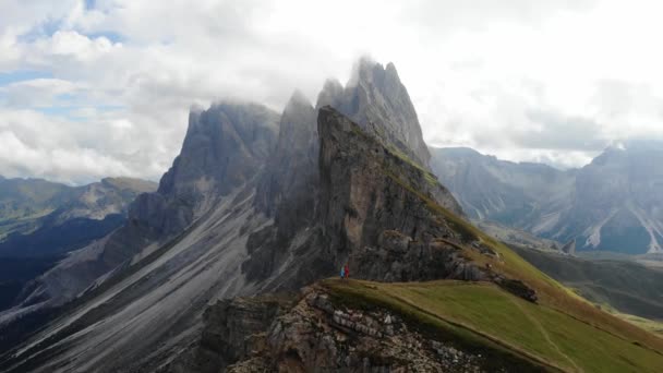 Espectacular Vista Aérea Rocosa Montaña Seceda Con Empinadas Pendientes Bajo — Vídeos de Stock