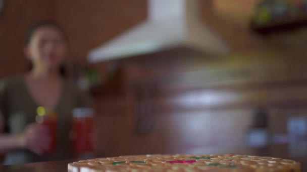 一位快乐的家庭主妇在厨房的桌子上放上装有自制番茄酱的玻璃瓶 — 图库视频影像