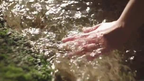 Oříznout Nepoznatelnou Samici Dotýkající Čisté Vody Řeky Tekoucí Noci Přírodě — Stock video