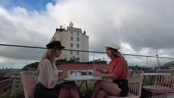 Mujer Rubia Sonriente Charlando Con Amigo Pelo Largo Mientras Están — Vídeos de Stock